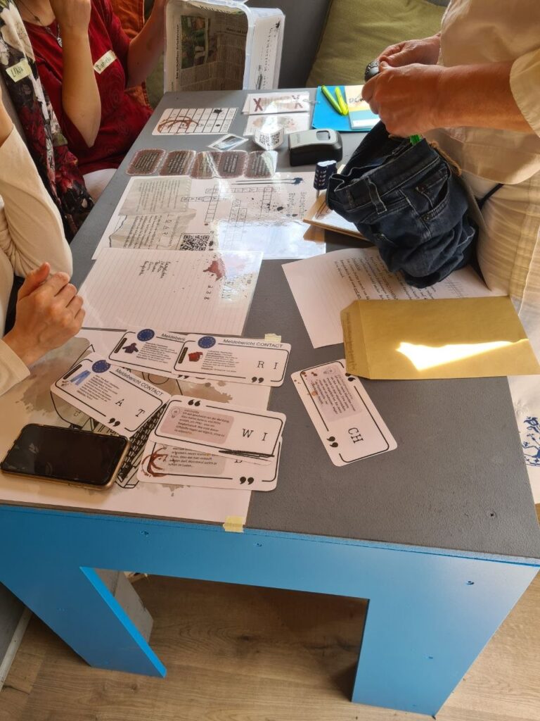 Spielmaterialien auf einem Tisch