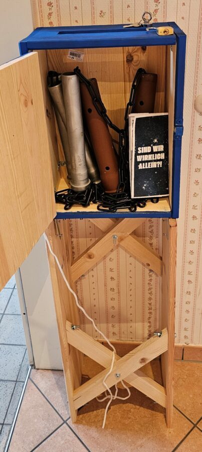 Schrank mit Räselelementen