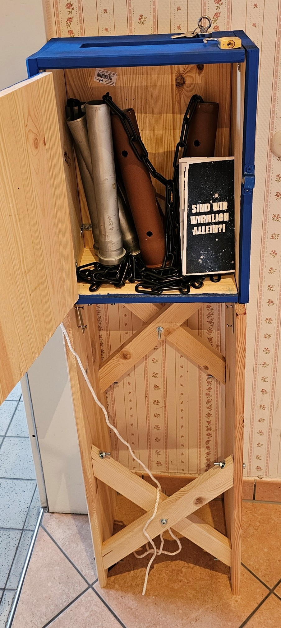 Schrank mit Räselelementen