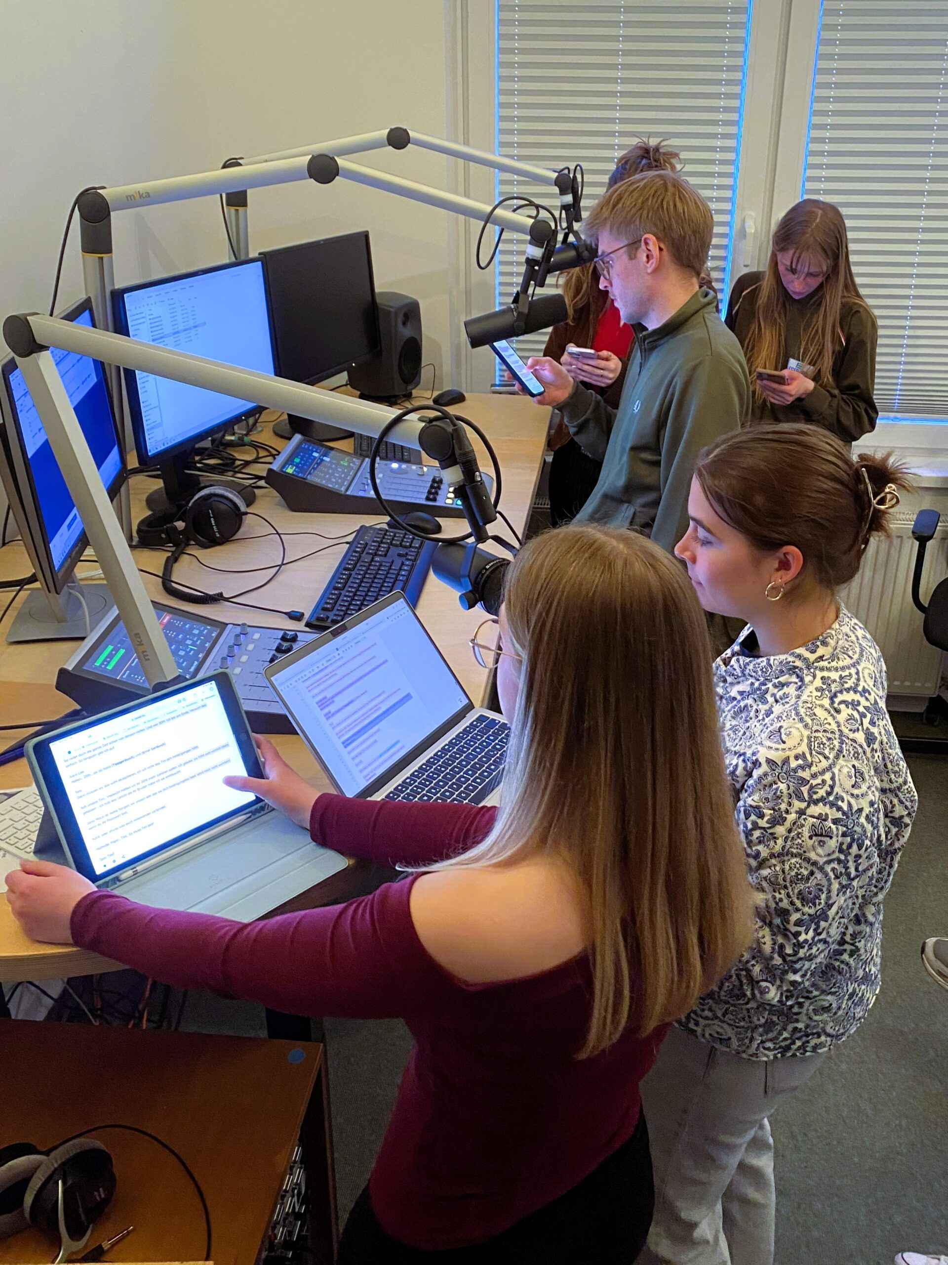 Gruppe im Radio-Studio