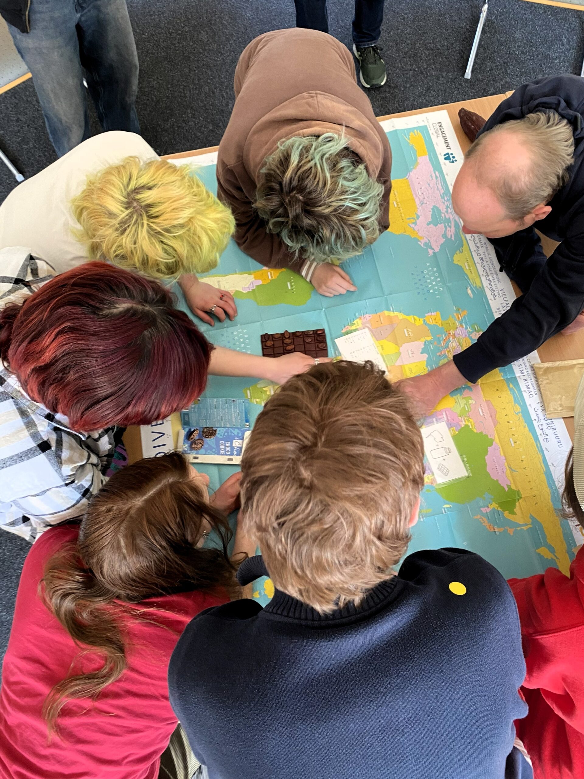 Gruppe über einer Karte