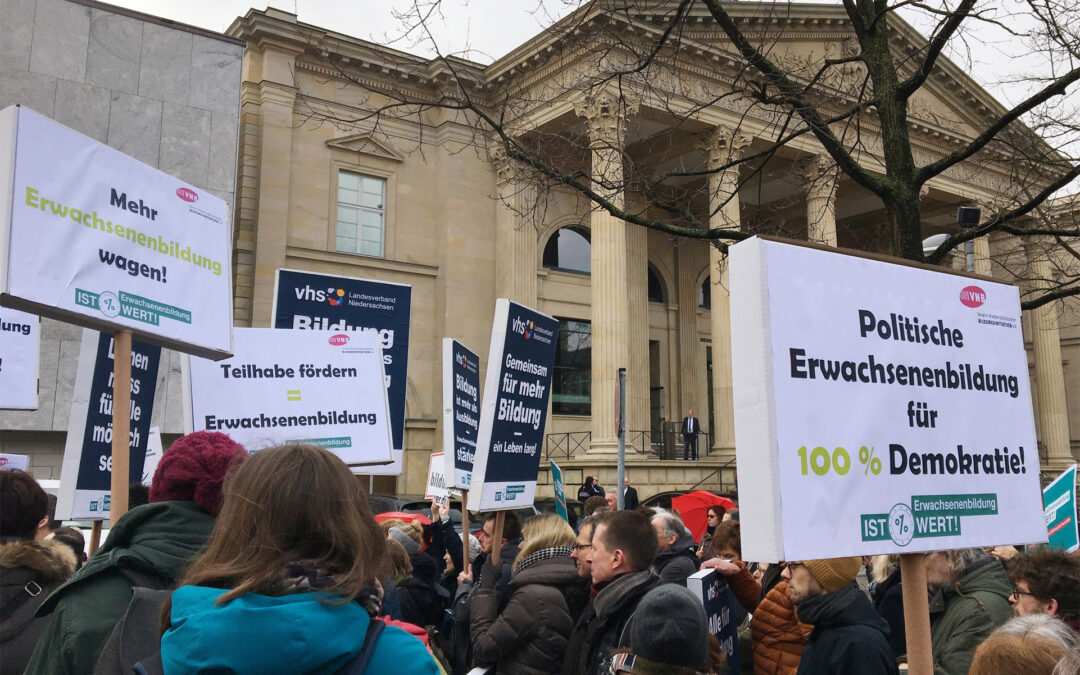 Erwachsenenbildung demonstriert vor dem Niedersächsischen Landtag … der VNB ist dabei