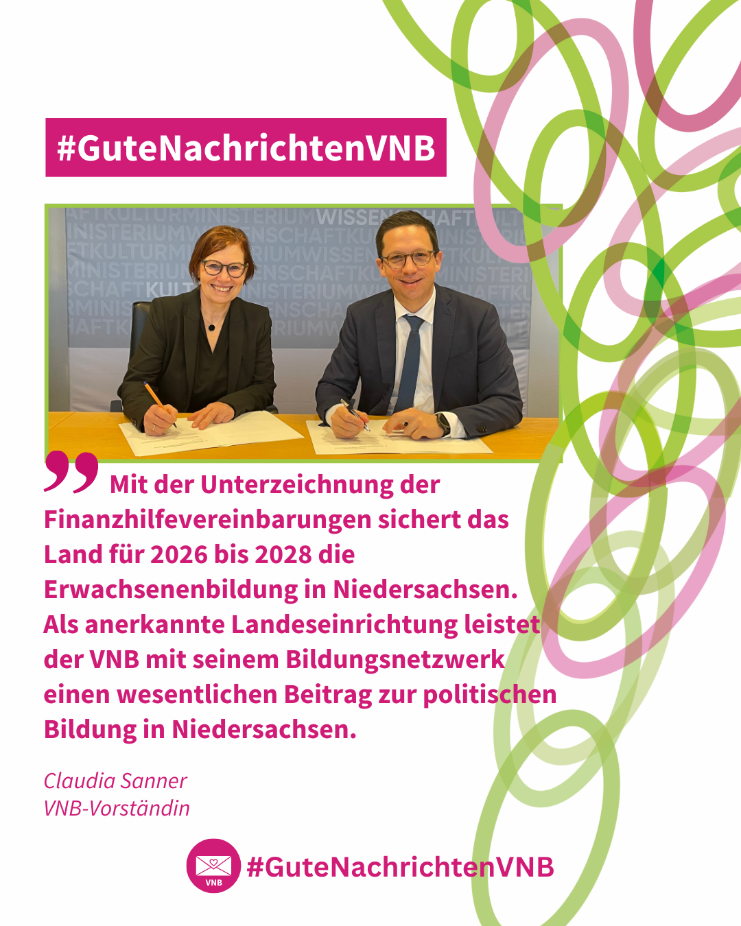 12 Zwei Personen in formeller Kleidung sitzen an einem Tisch und unterschreiben Dokumente vor einem Hintergrund mit Text und einem grünen, geschwungenen Linienmuster.