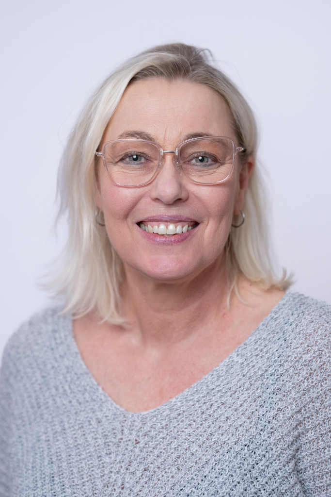 Portrait Alexandra Walker Frau mit Brille