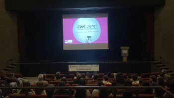Kino mit Menschen, die die Abschlussvideos zeigt