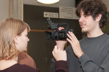 2 Schüler*innen lernen die Kameraführung