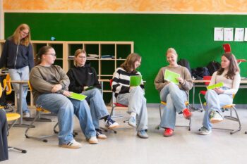 4 Schüler unterhalten sich im Stuhlkreis