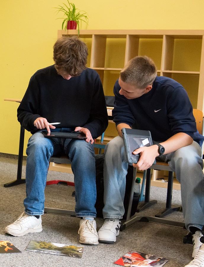 Kompetenzermittlung 2 Schüler schauen sich was auf dem Tablet an