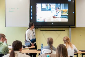 eine Schulkasse schaut einen Film