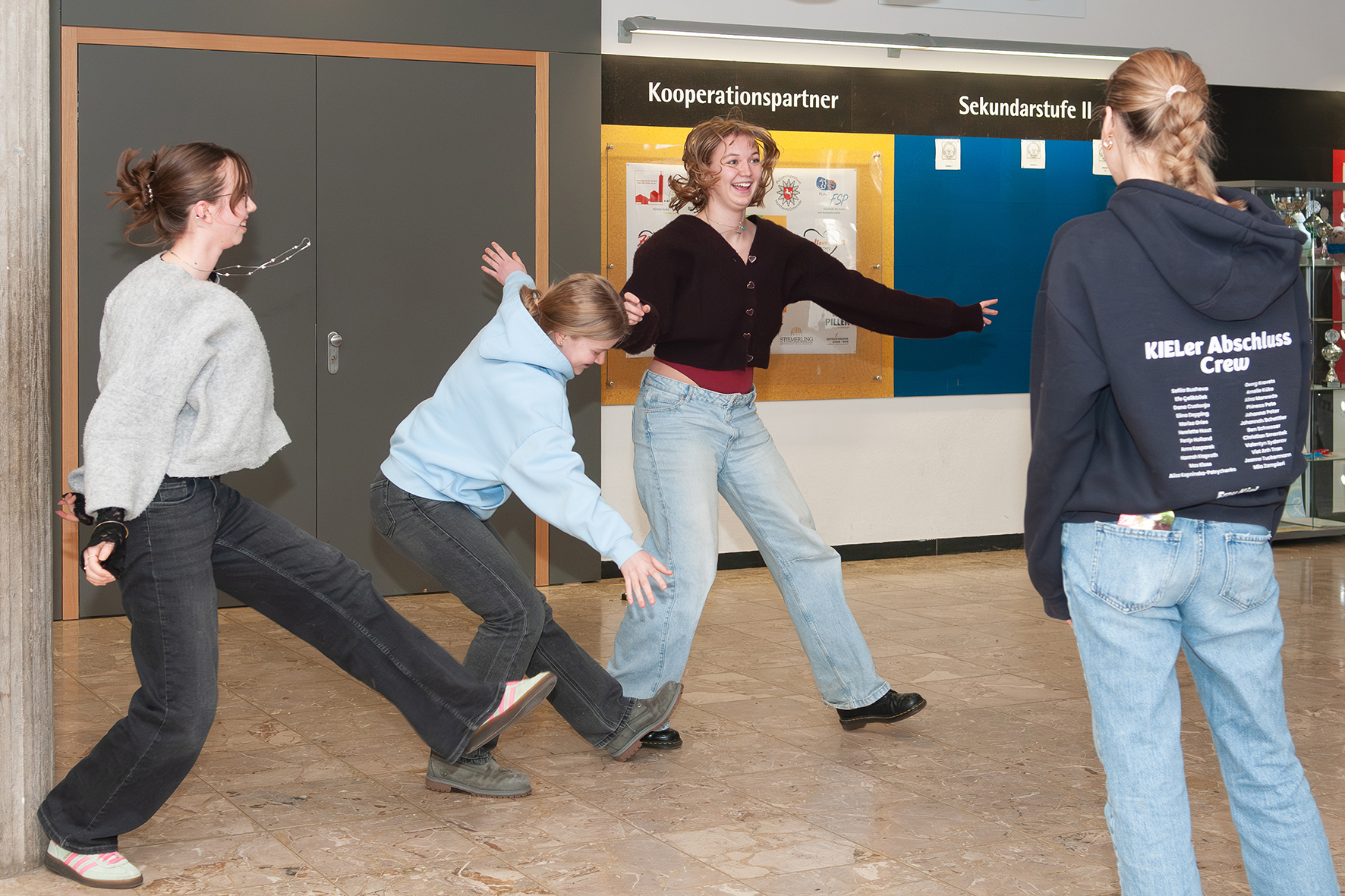 Wahrnehmung im Raum 3 Schüler*innen bewegend im Klassenraum